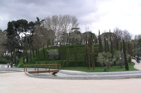 Мемориал в Мадриде "Лес умерших" памяти жертв теракта 11 марта 2004 года