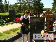 Дети Беслана посетили Николо-Архангельское кладбище